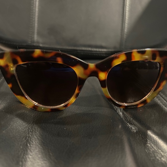Elegant Tortoise Shell Cat-Eye Sunglasses - Picture 1 of 9
